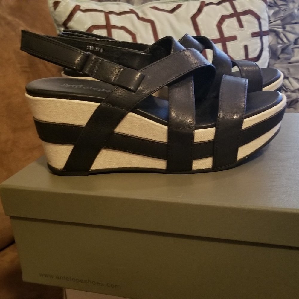 Antelope Wedge sandals in black